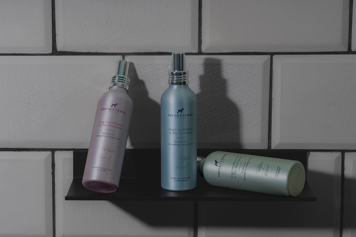 Shampooing sec & après-shampooing chien 2-en-1 Spray & Go – Santal, Jasmin & Vanille – FRENKY LEWIS 150 ml