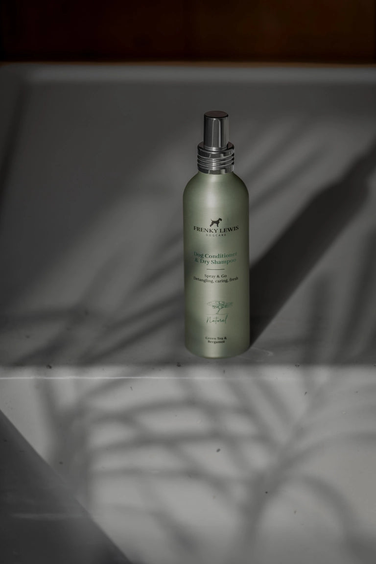 Shampooing sec & après-shampooing chien Spray & Go – Thé Vert & Bergamote – FRENKY LEWIS 150 ml